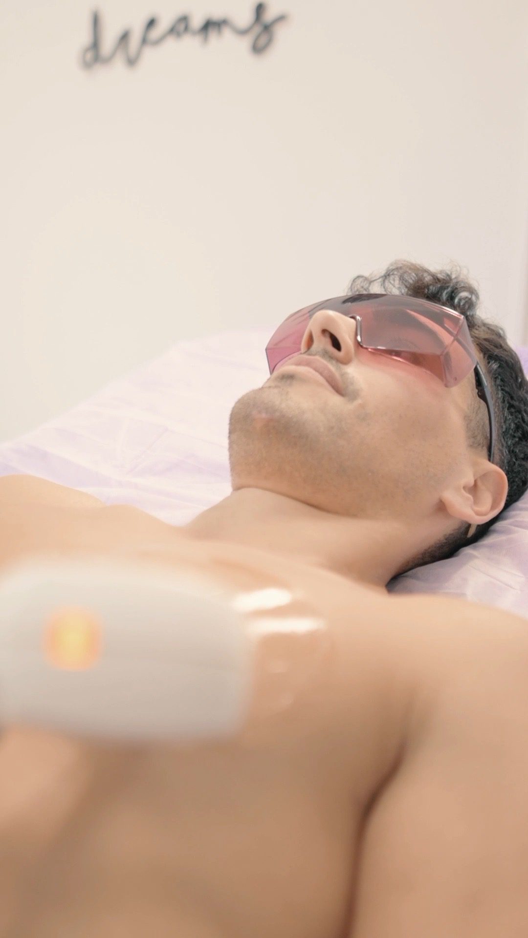 Manipolo laser LightSheer sul petto di un uomo con gli occhiali protettivi